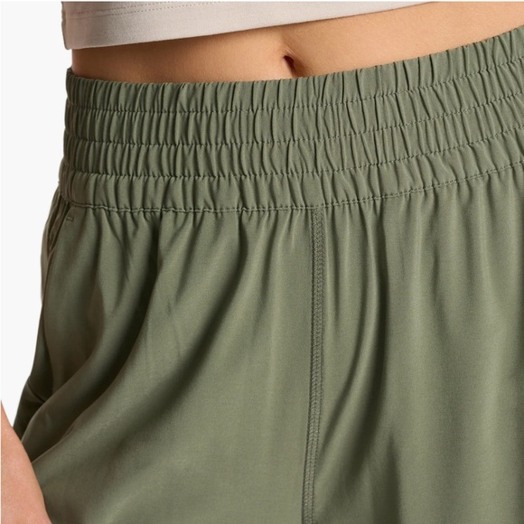 Vuori Villa Wideleg Pant in Pistachio - Picture 3 of 7